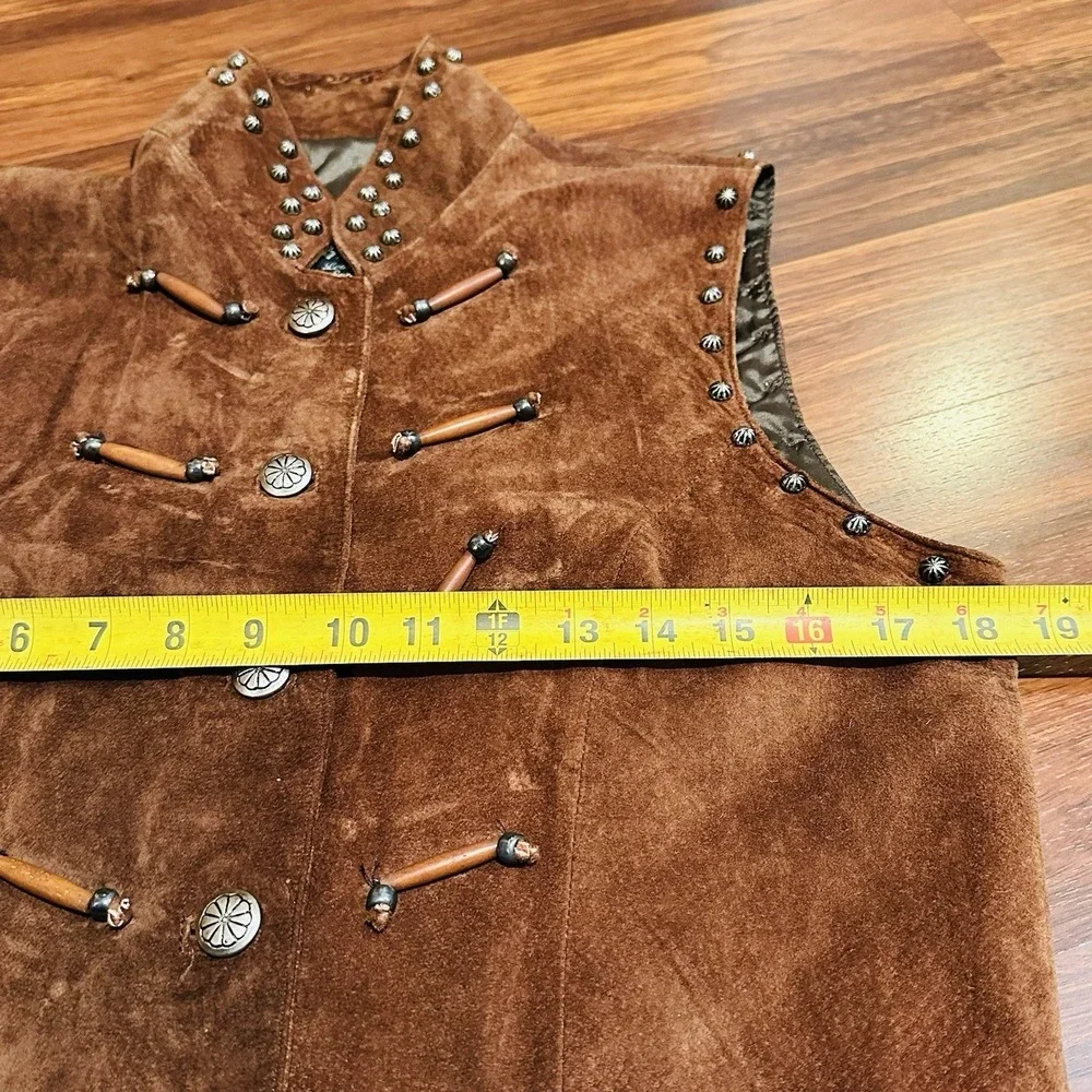 Vintage Arella Leather Gilet Sued Studded Beige Womens Wooden Accents Sz Small - Picture 9 of 9